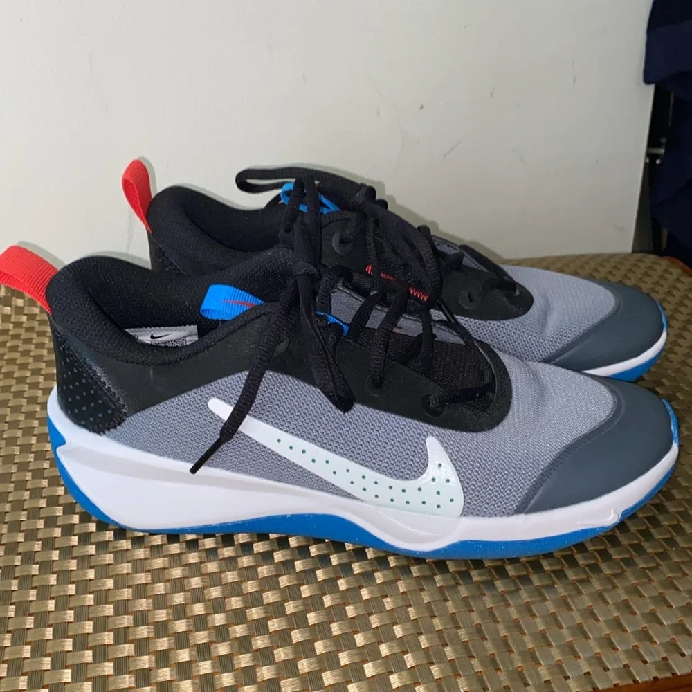 NIKE OMNI-MULTI-COURT in cool grey/photo blue-black SIZE 6.5Y - Picture 2 of 6